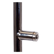 Close-up van een verchroomd metalen onderdeel van een staande lamp of leeslamp, gezien vanaf de zijkant.