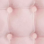 Nahaufnahme eines rosa gepolsterten Hockers mit Knopfdetails in der Draufsicht.