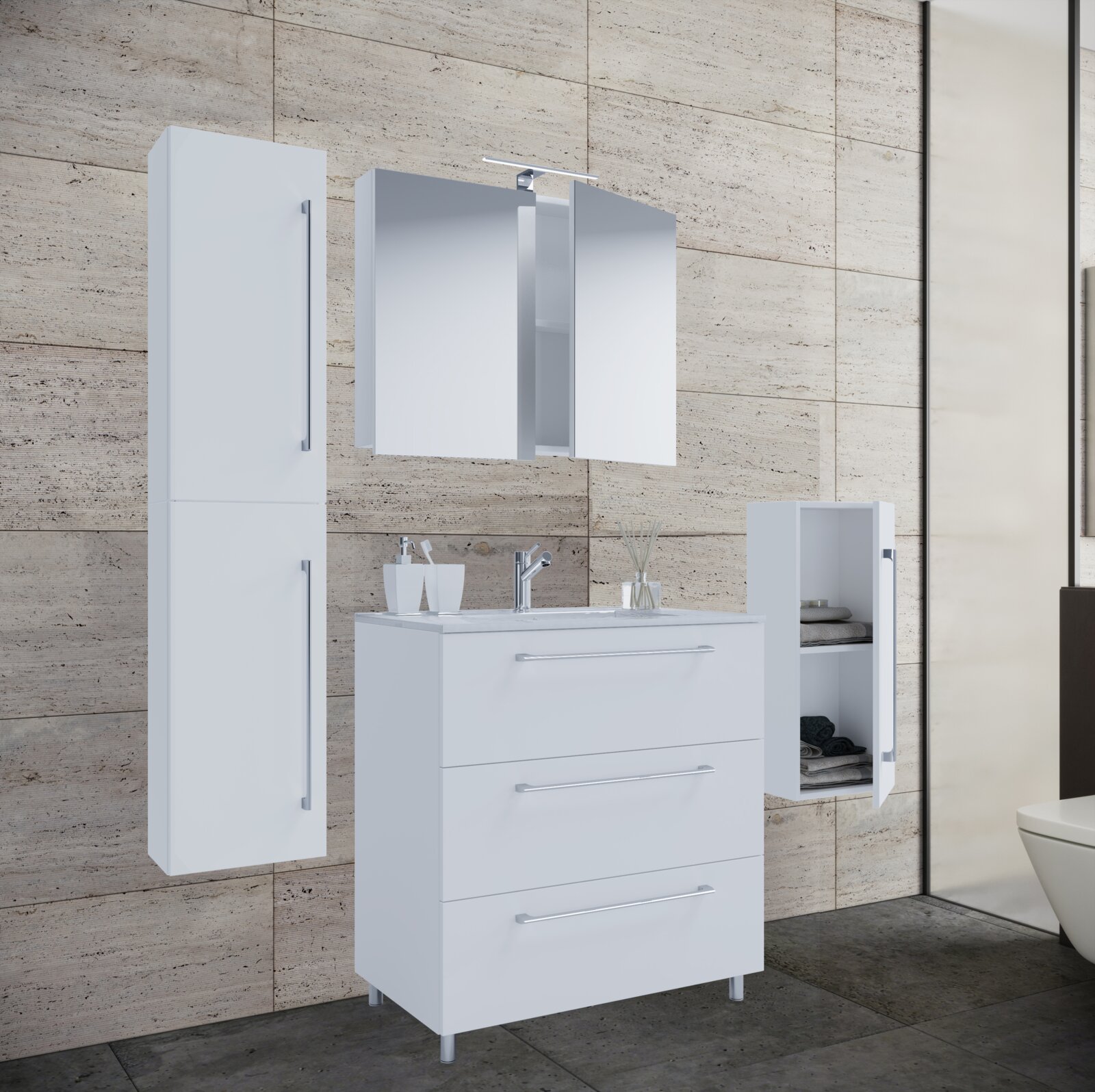 Modernes weißes Badezimmermöbel-Set mit Waschtischunterschrank mit drei Schubladen, Spiegelschrank mit LED-Leuchte, Hochschrank und offenem Hängeschrank an Steinfliesenwand, schräg von vorn aus leicht erhöhter Perspektive