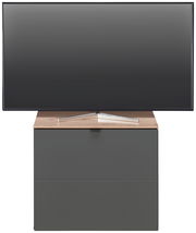 Frontansicht eines modernen TV-Lowboards mit Holzoberfläche und grauer Front, auf dem ein Flachbildfernseher steht.