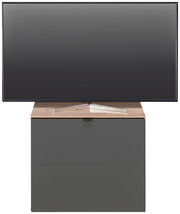 Frontansicht eines modernen TV-Lowboards mit Holzoberfläche und grauer Front, auf dem ein Flachbildfernseher steht.