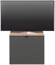 Frontansicht eines modernen TV-Lowboards mit Holzoberfläche und grauer Front, auf dem ein Flachbildfernseher steht.