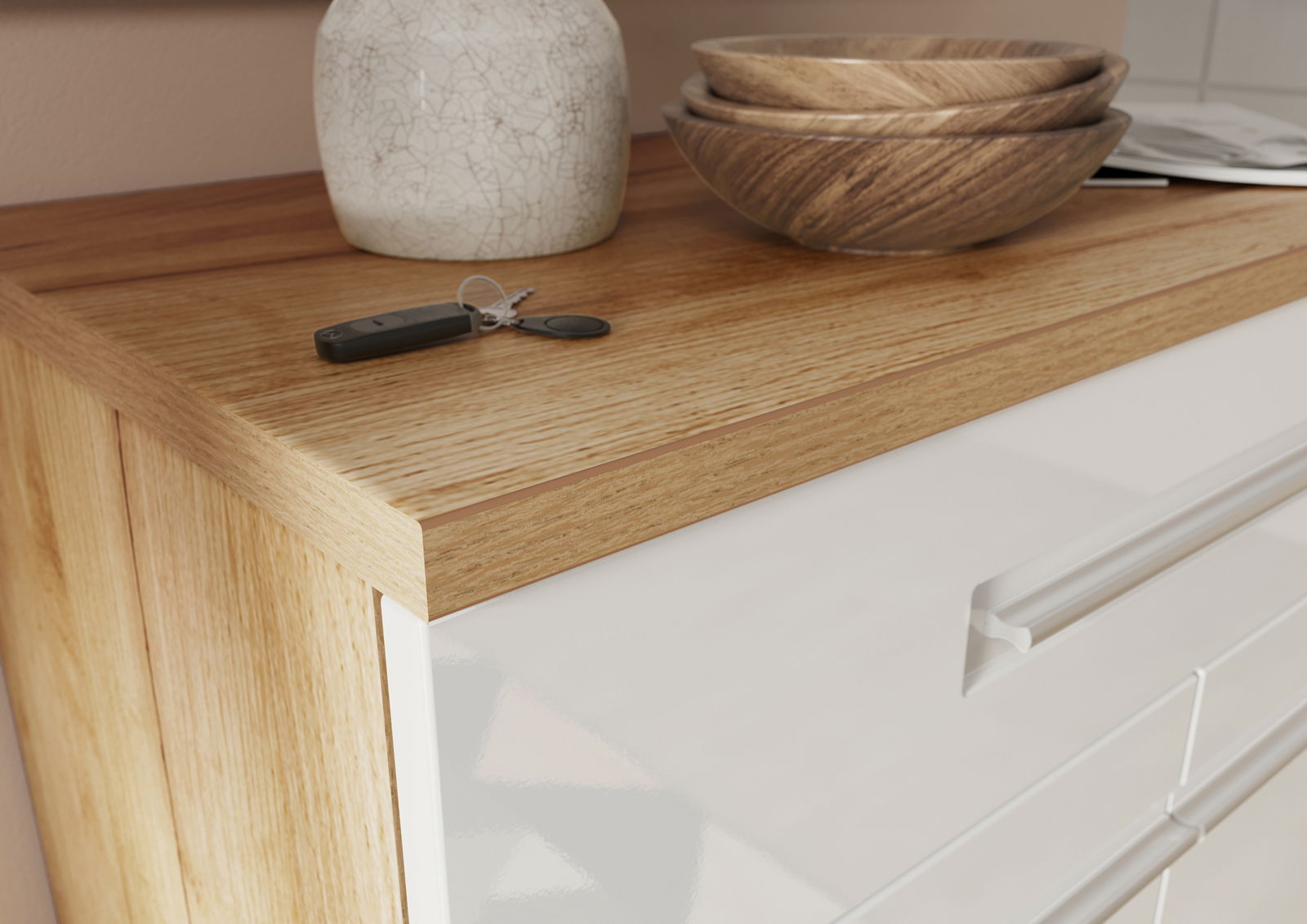 MID.YOU Schuhschrank ALEDO Nahaufnahme eines Schuhschranks mit Holzoberfläche, darauf befinden sich ein Schlüsselbund, eine Vase und Holzschalen.