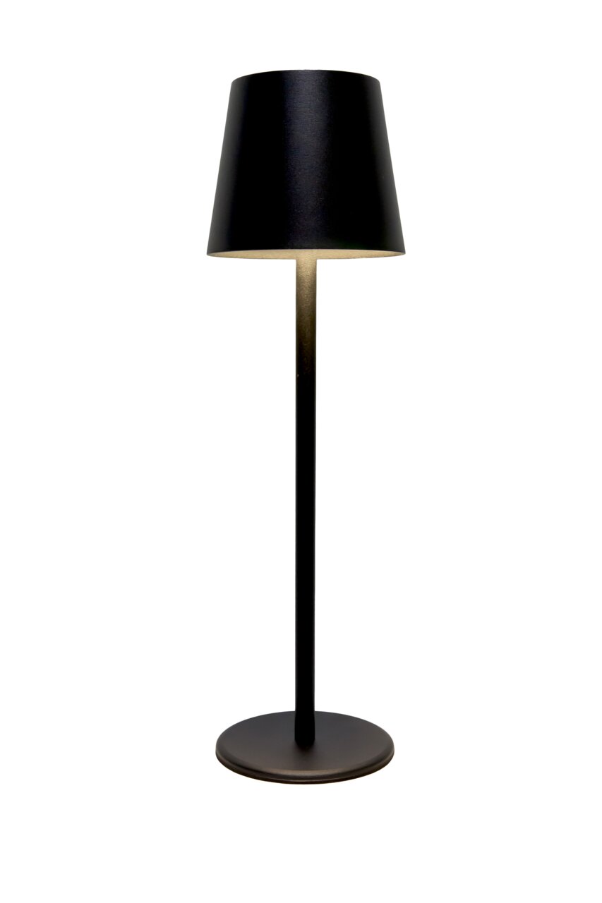 Schwarze Akku-Tischleuchte mit konischem Lampenschirm, frontal betrachtet.