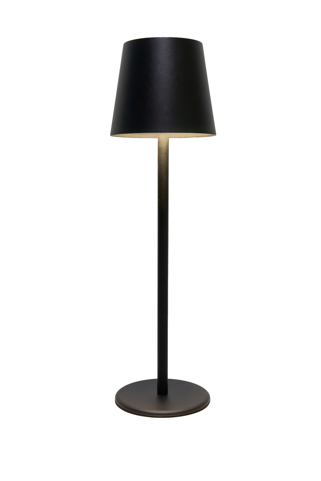 Schwarze Akku-Tischleuchte mit konischem Lampenschirm, frontal betrachtet.