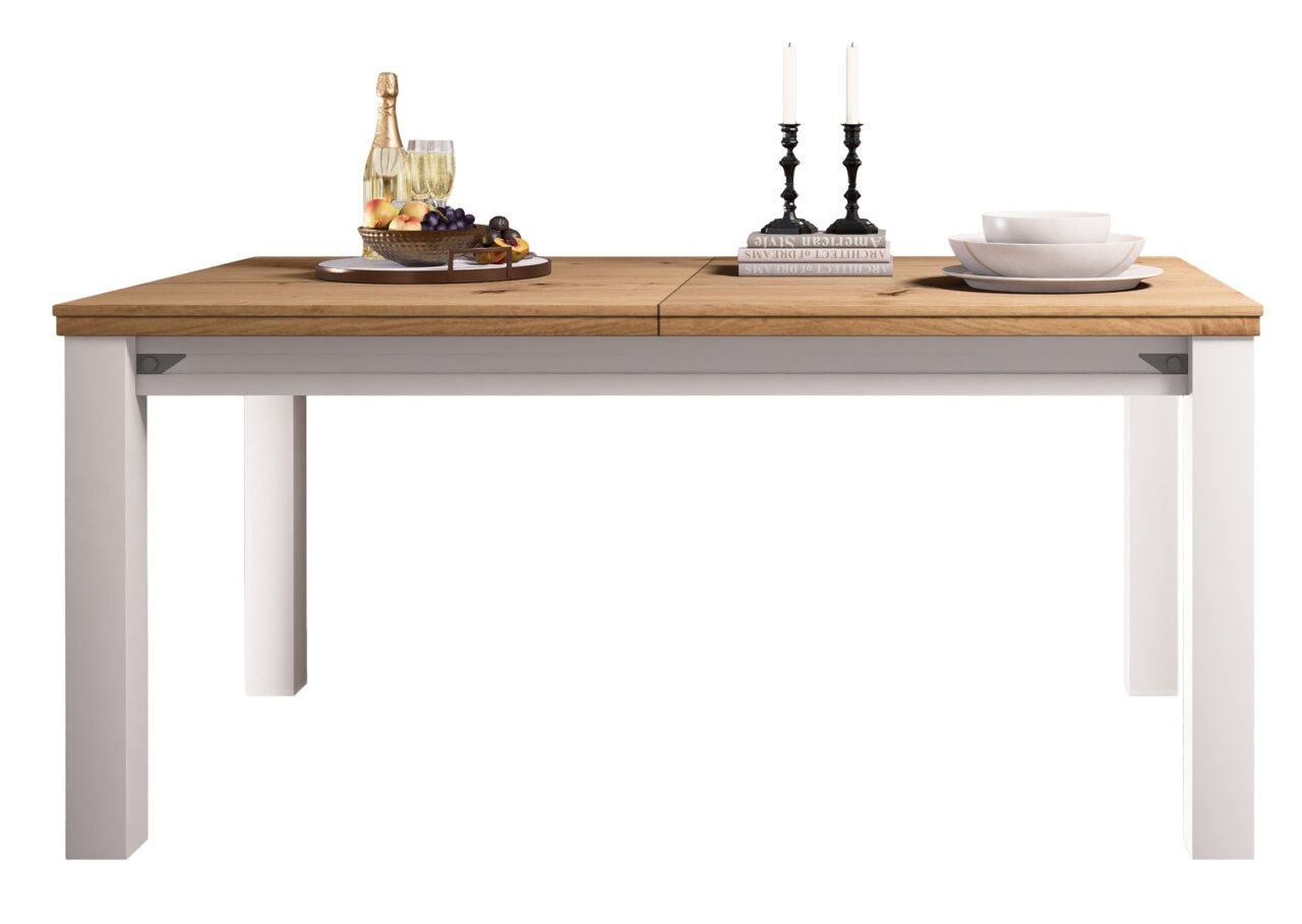 Moderner Esstisch mit weißem Gestell und Holzplatte, dekoriert mit Kerzen, Geschirr und Obst, Frontalansicht.