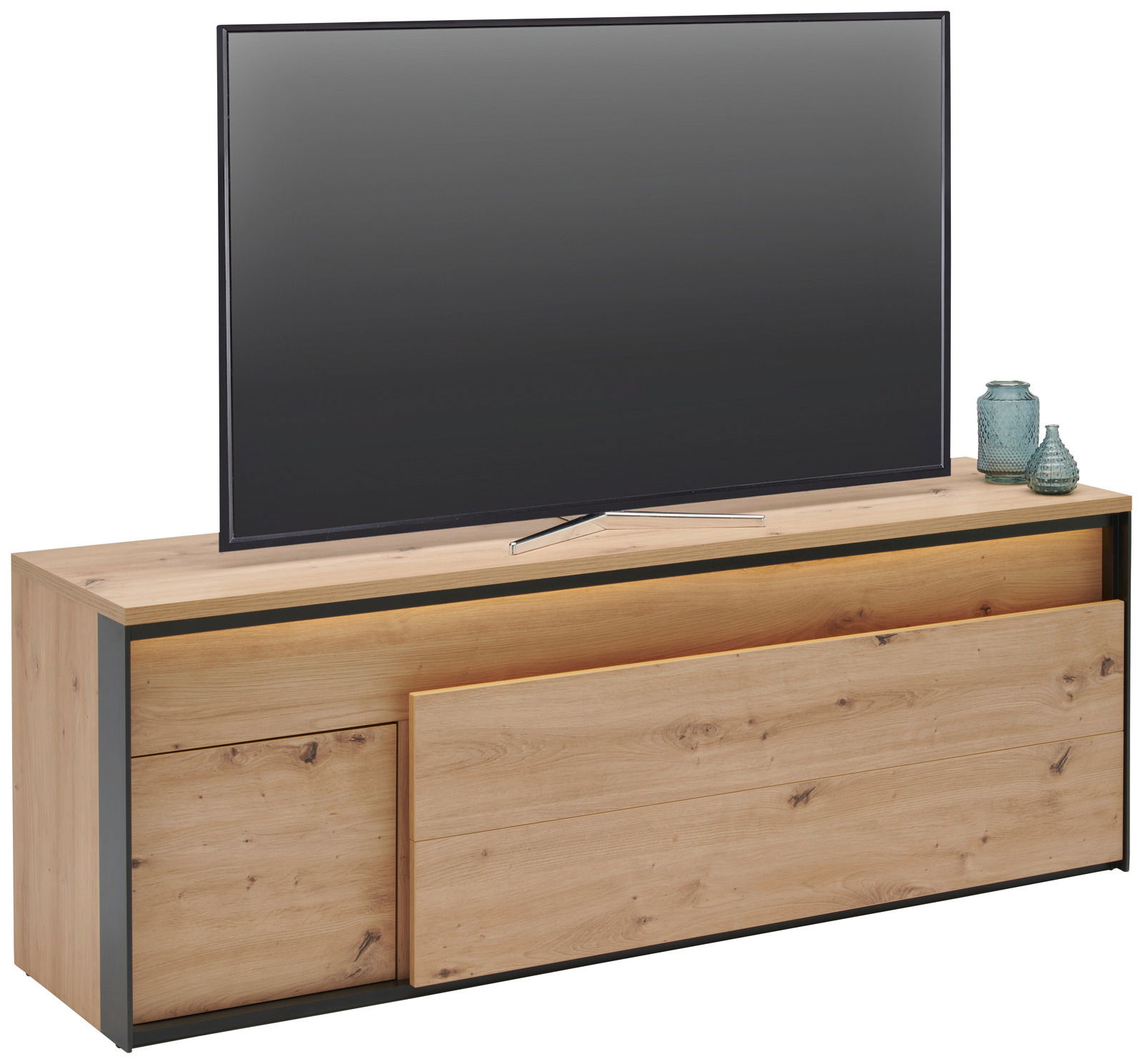 TV-Lowboard aus Holz mit modernem Design, seitliche Perspektive, dekoriert mit Vasen und einem Flachbildfernseher.