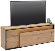 TV-Lowboard aus Holz mit modernem Design, seitliche Perspektive, dekoriert mit Vasen und einem Flachbildfernseher.