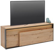 TV-Lowboard aus Holz mit modernem Design, seitliche Perspektive, dekoriert mit Vasen und einem Flachbildfernseher.