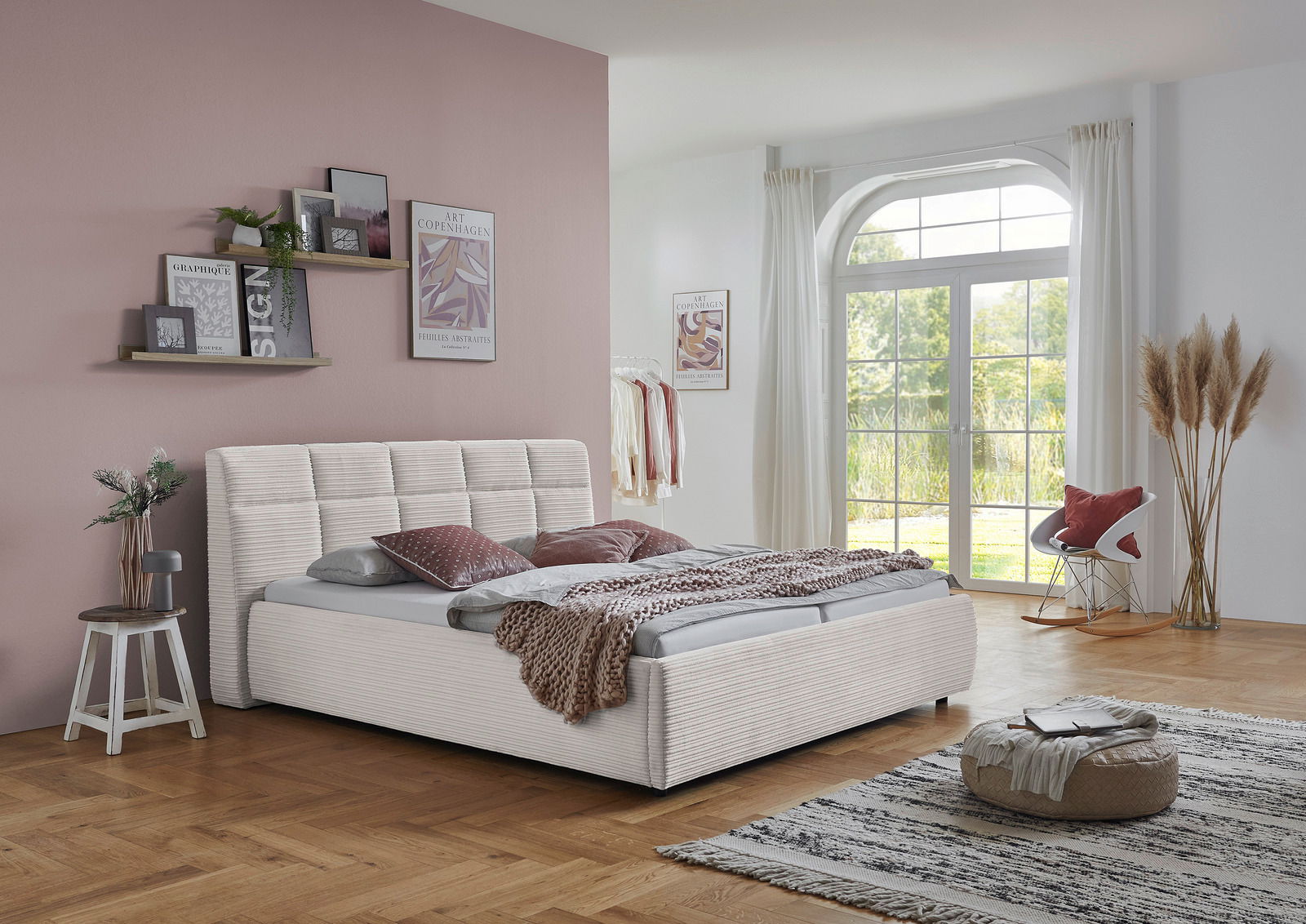 Modernes Polsterbett in einem stilvoll eingerichteten Schlafzimmer, seitliche Perspektive