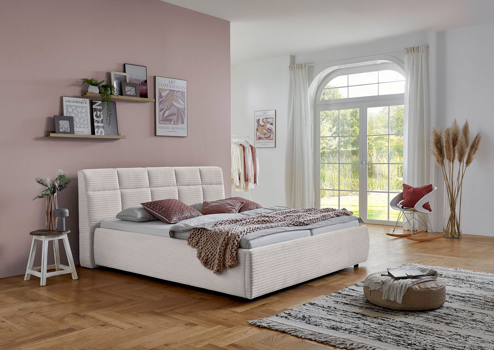 Modernes Polsterbett in einem stilvoll eingerichteten Schlafzimmer, seitliche Perspektive