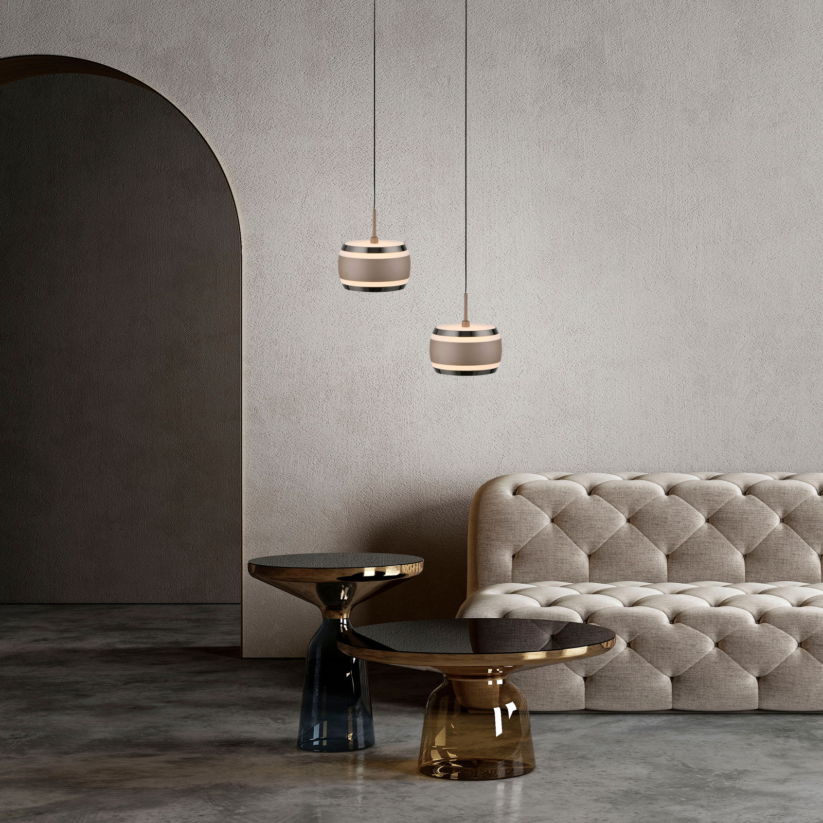 Neuhaus Pure LED-Pendelleuchte PURE FALLING RINGS Zwei moderne LED-Pendelleuchten in einem eleganten Wohnzimmer mit einem beigen Sofa und stilvollen Beistelltischen, seitliche Perspektive.