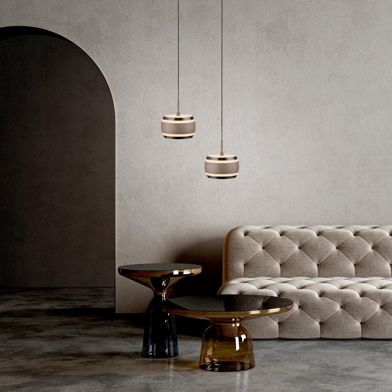 Neuhaus Pure LED-Pendelleuchte PURE FALLING RINGS Zwei moderne LED-Pendelleuchten in einem eleganten Wohnzimmer mit einem beigen Sofa und stilvollen Beistelltischen, seitliche Perspektive.