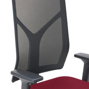 Nahaufnahme eines Drehstuhls mit schwarzer Netzrückenlehne und roten Sitzpolstern, seitliche Perspektive