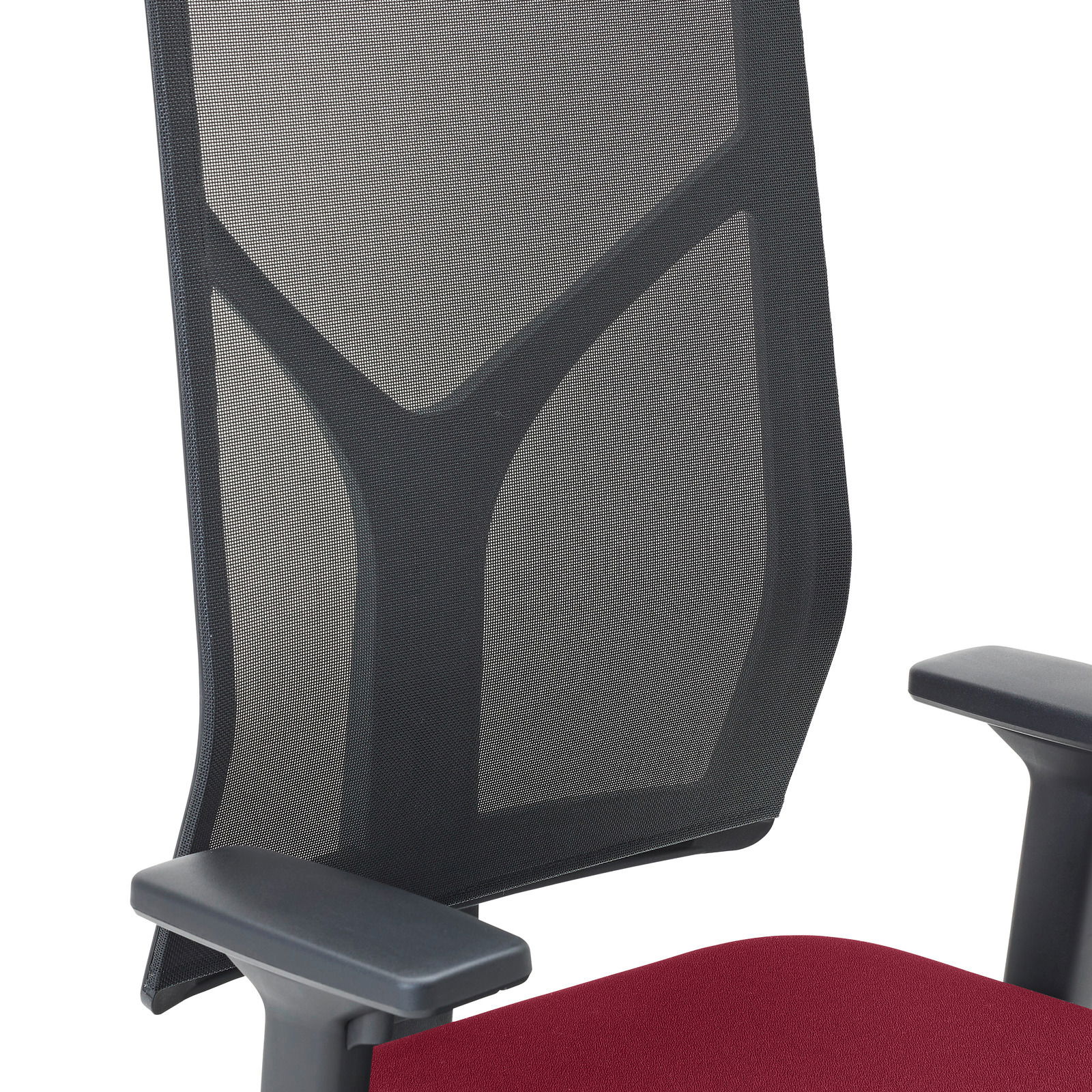 Nahaufnahme eines Drehstuhls mit schwarzer Netzrückenlehne und roten Sitzpolstern, seitliche Perspektive