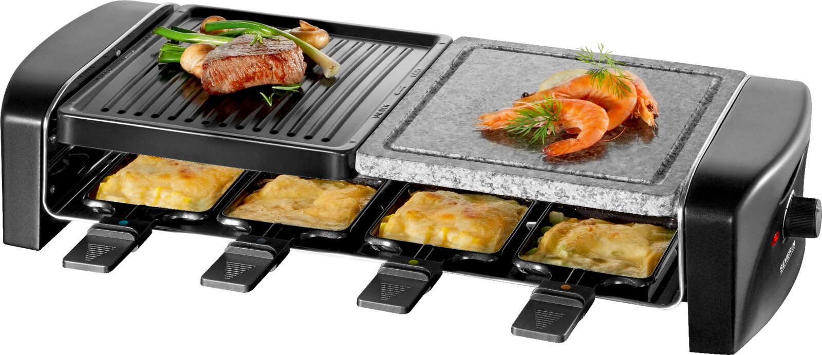 Raclette grill met geribbelde grillplaat en natuurstenen plaat, vier pannetjes met gesmolten kaas en eten erop, gefotografeerd in schuin vooraanzicht (3/4) op witte achtergrond