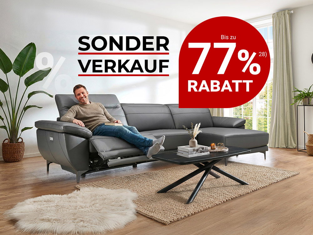 Mann entspannt auf grauem Ledersofa mit Relaxfunktion in hellem Wohnzimmer, Hinweis auf Sonderverkauf.