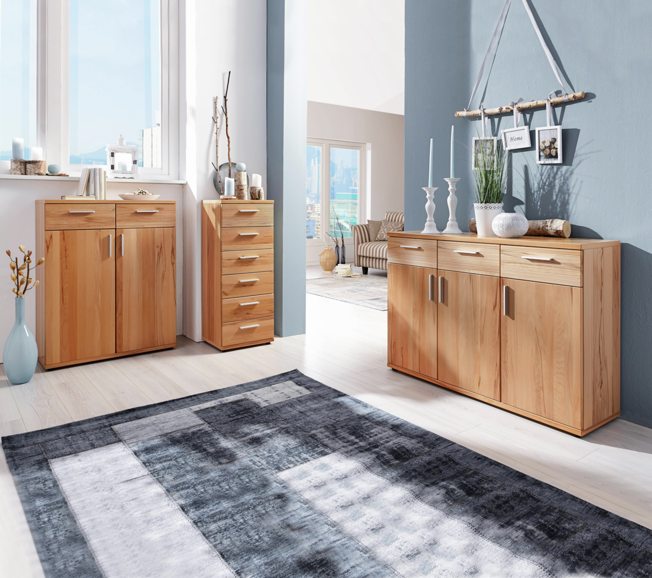 Holz-Sideboard und Kommode in einem modernen Wohnzimmer, seitliche Perspektive