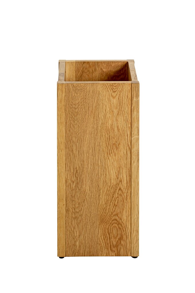 Schmaler, hoher Aufbewahrungskasten aus hellem Holz mit offener Oberseite, freigestellt auf weißem Hintergrund, Frontansicht mit leichtem Blick von oben