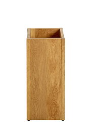 Schmaler, hoher Aufbewahrungskasten aus hellem Holz mit offener Oberseite, freigestellt auf weißem Hintergrund, Frontansicht mit leichtem Blick von oben