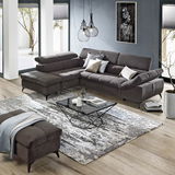 Modernes Ecksofa in einem stilvollen Wohnzimmer, seitliche Perspektive.