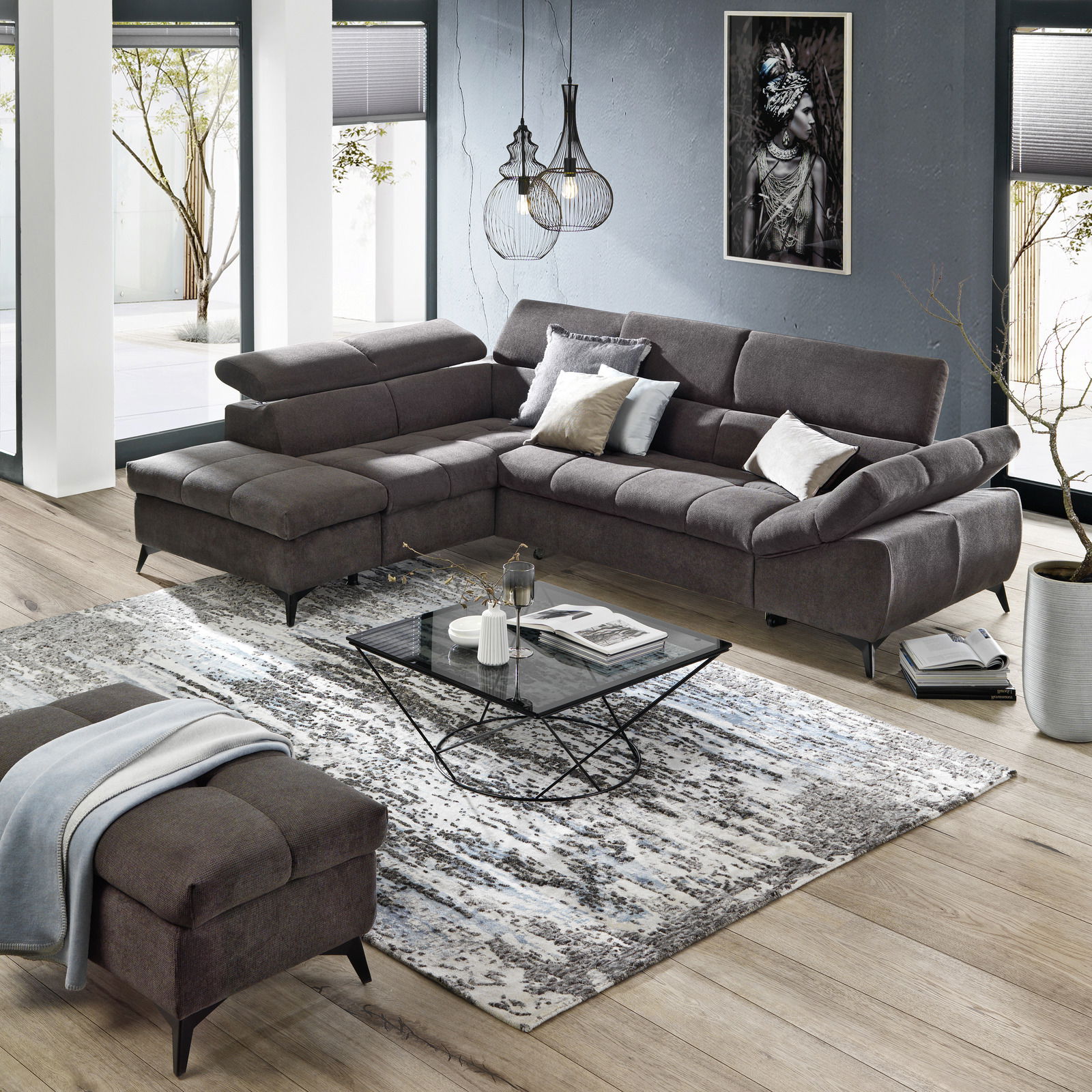 Modernes Ecksofa in einem stilvollen Wohnzimmer, seitliche Perspektive.