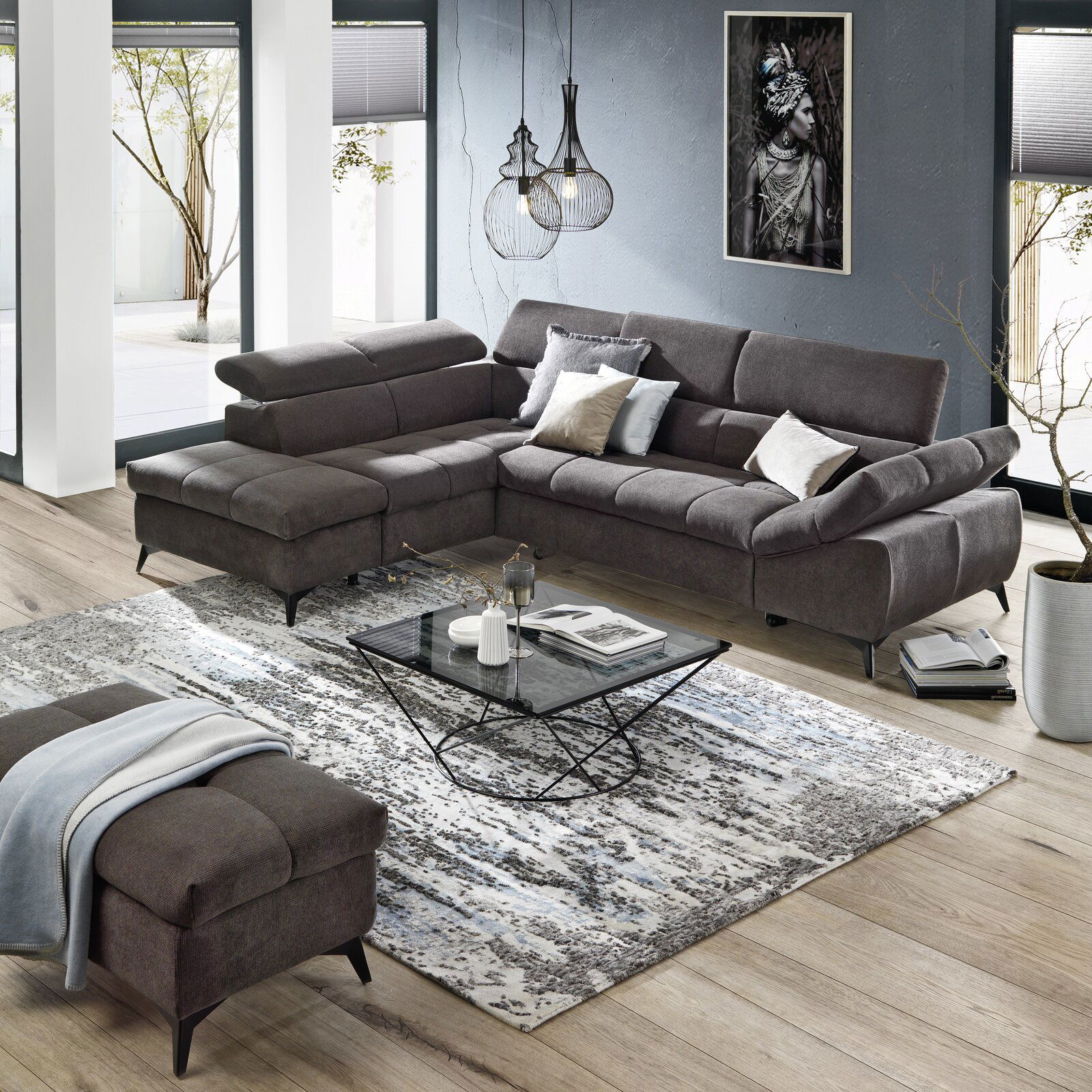 Modernes Ecksofa in einem stilvollen Wohnzimmer, seitliche Perspektive.