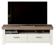 Lowboard mit Holzoberfläche, zwei Schubladen und einem Regalbrett, frontal fotografiert, mit einem Fernseher darauf.