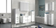 Moderne Badezimmermöbel in Weiß mit Waschbecken, Schränken und Spiegeln, seitliche Perspektive
