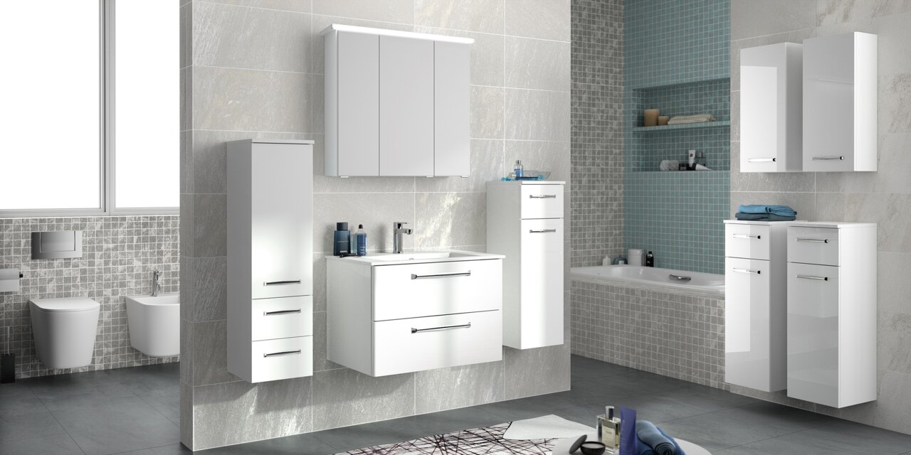 Moderne Badezimmermöbel in Weiß mit Waschbecken, Schränken und Spiegeln, seitliche Perspektive