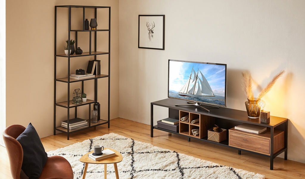 Modernes Wohnzimmer mit TV-Lowboard aus Holz und Metall, seitliche Perspektive