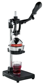 Profi-Granatapfelpresse LIVORN in seitlicher Perspektive mit einem Glas frisch gepressten Saft darunter.