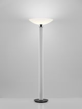 Moderne LED-Stehleuchte in minimalistischem Design, frontal abgebildet mit rundem Sockel und breitem, flachem Lampenschirm.