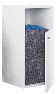 Weißer Wäschekipper/Badschrank mit geöffneter Tür und grauem Stoff-Wäschesack, schräg von vorn (3/4-Ansicht) fotografiert.