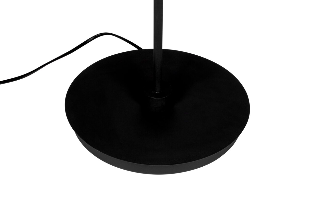 Close-up van de voet van een zwarte staande lamp met snoer, gezien van bovenaf.
