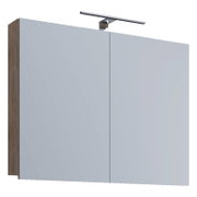 Moderner Bad-Spiegelschrank mit zwei spiegelnden Türen, Holzseiten und integrierter LED-Aufsatzleuchte, frontale Ansicht mit leichtem Blick von links