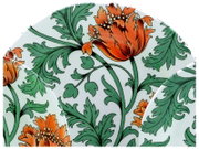 Drei überlappende weiße Teller mit grünem Blattwerk- und orangefarbenem Blumenmuster, Ansicht von oben (Draufsicht) als Detailaufnahme