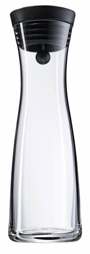 Transparente Wasserkaraffe BASIC 1L mit schwarzem Deckel, frontal abgebildet.