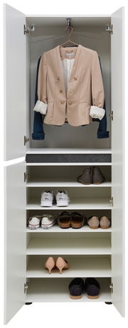 Offener Garderobenschrank mit hängender Kleidung und mehreren Regalböden mit Schuhen, Frontalansicht.