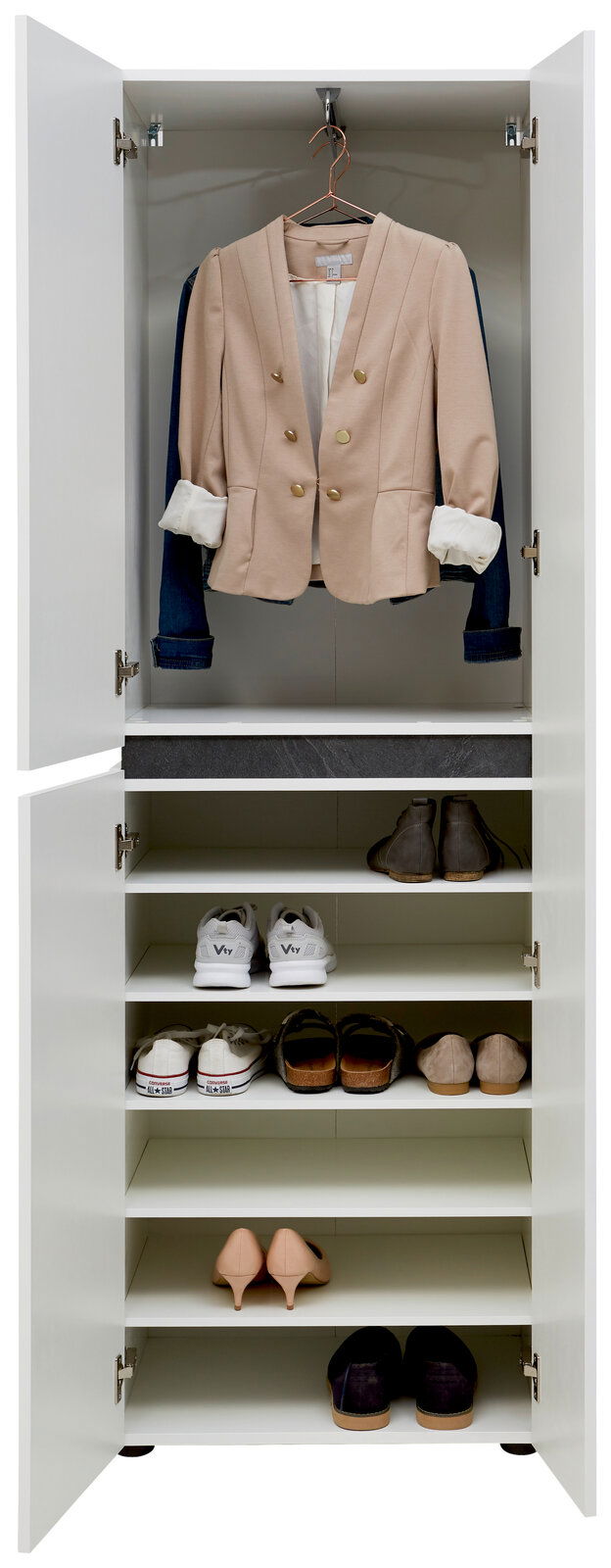 Offener Garderobenschrank mit hängender Kleidung und mehreren Regalböden mit Schuhen, Frontalansicht.