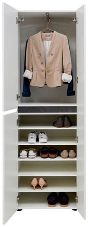Offener Garderobenschrank mit hängender Kleidung und mehreren Regalböden mit Schuhen, Frontalansicht.