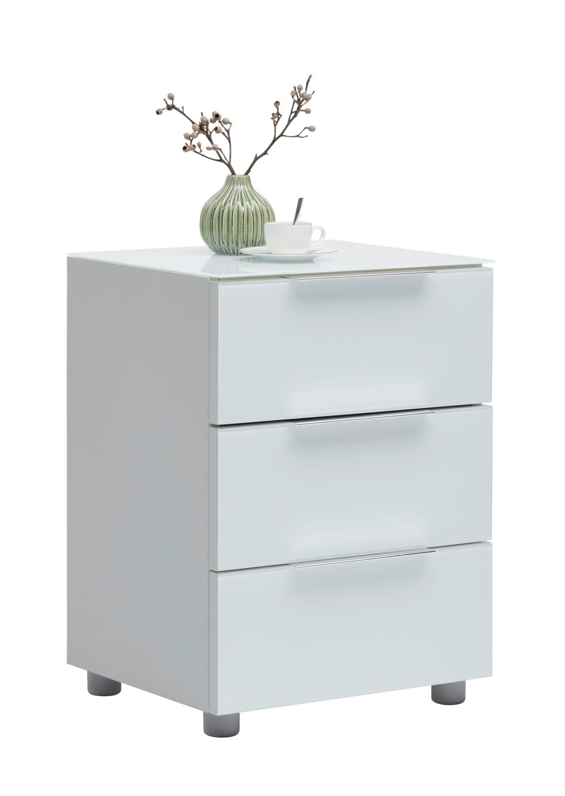 Voleo Nachtkonsole MALIN Weiße Nachtkonsole mit drei Schubladen, dekoriert mit einer grünen Vase und einer Tasse, seitliche Perspektive