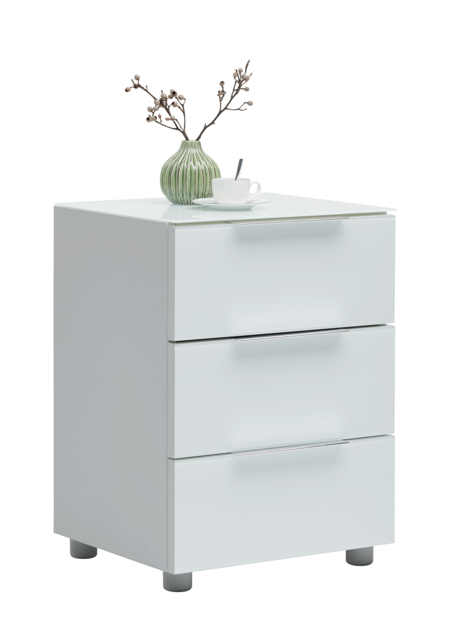 Voleo Nachtkonsole MALIN Weiße Nachtkonsole mit drei Schubladen, dekoriert mit einer grünen Vase und einer Tasse, seitliche Perspektive
