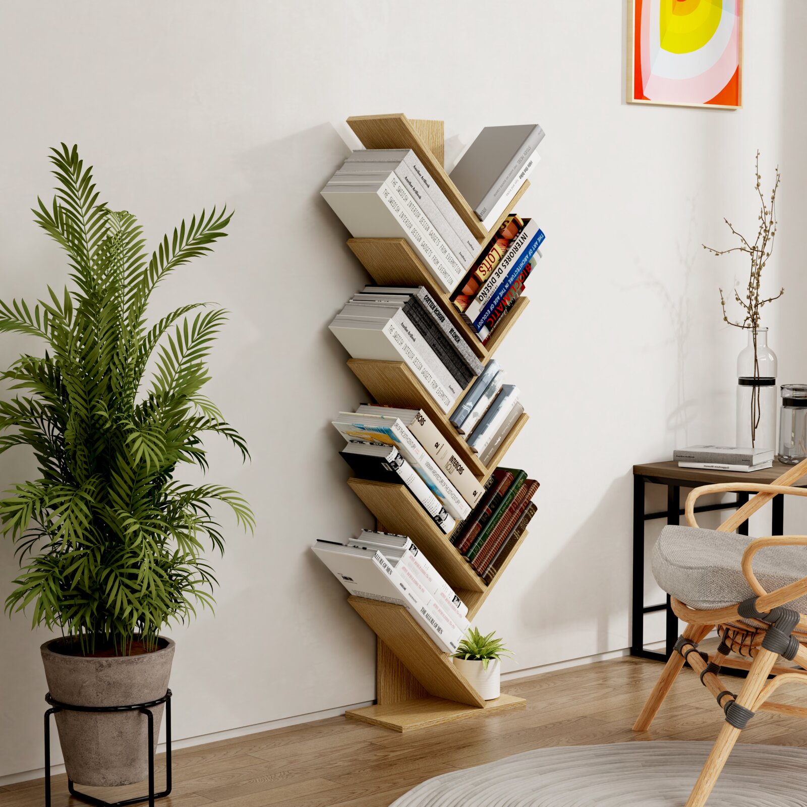 Modernes, vertikales Baum-Bücherregal aus hellem Holz mit schrägen Ablagen, mit Büchern bestückt, im Wohnraum an weißer Wand Perspektive: frontale Ansicht leicht von links.