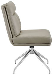 Moderner Stuhl mit gepolsterter Sitzfläche und Rückenlehne, seitliche Ansicht, auf einem drehbaren Metallgestell.