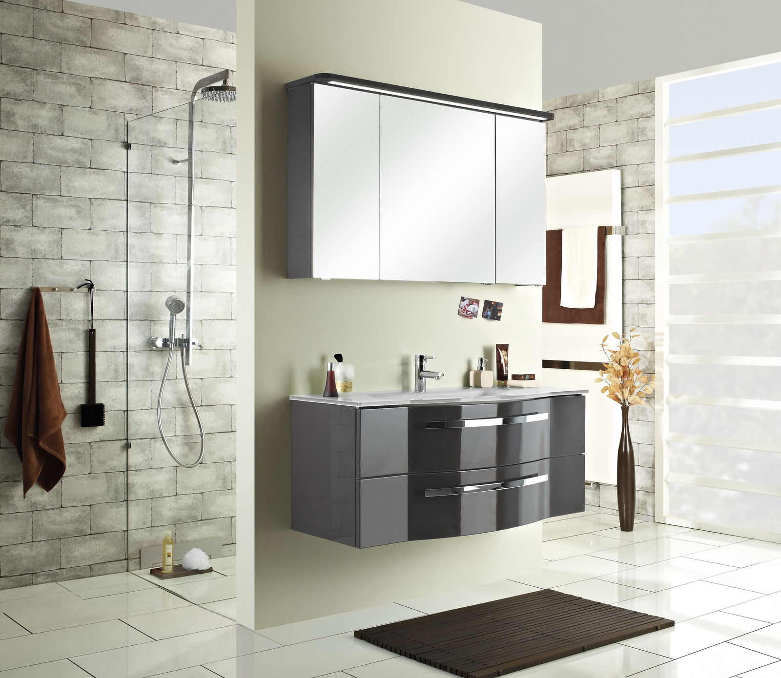 Moderner Badblock mit glänzenden grauen Schränken und Spiegel, seitliche Perspektive