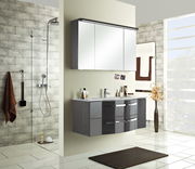 Moderner Badblock mit glänzenden grauen Schränken und Spiegel, seitliche Perspektive