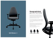 Bürostuhl Soft Sitness Art in Frontalansicht, ergonomisches Design mit Armlehnen und Rollen, auf blauem Hintergrund.