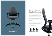 Bürostuhl Soft Sitness Art in Frontalansicht, ergonomisches Design mit Armlehnen und Rollen, auf blauem Hintergrund.