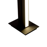 Nahaufnahme der Stehleuchte PURE-LINES von Paul Neuhaus mit leuchtendem vertikalen Lichtstreifen auf rechteckigem Sockel.